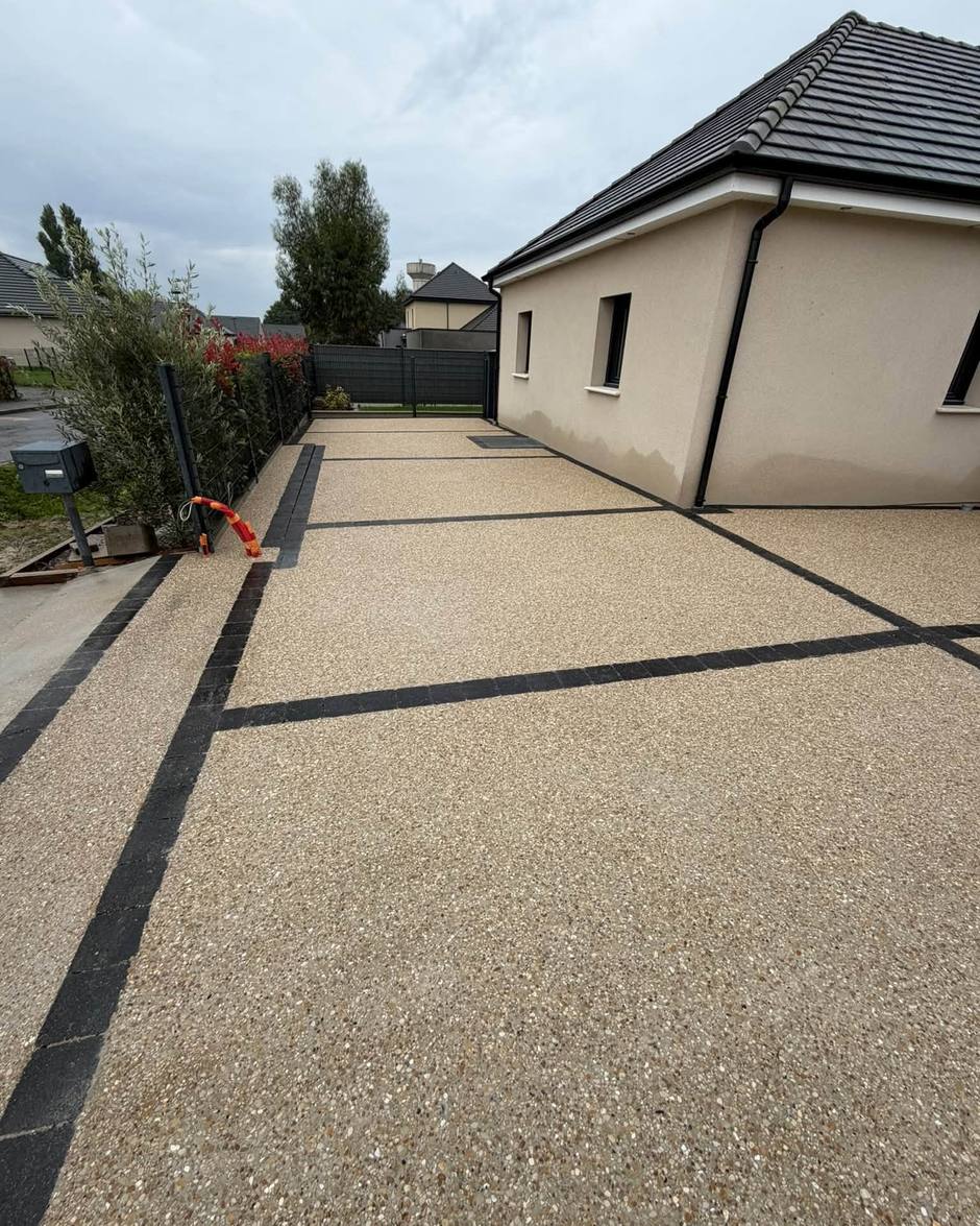 Allée latérale en béton désactivé le long d'une maison