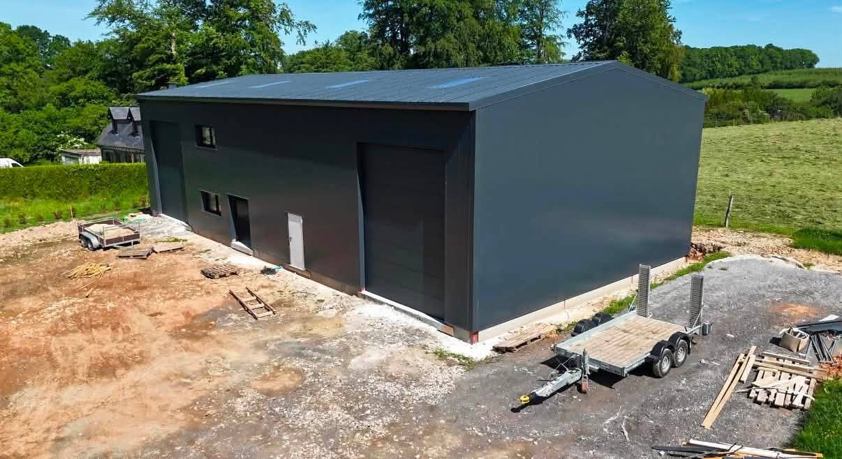 Bâtiment neuf achevé avec bardage anthracite et grande ouverture
