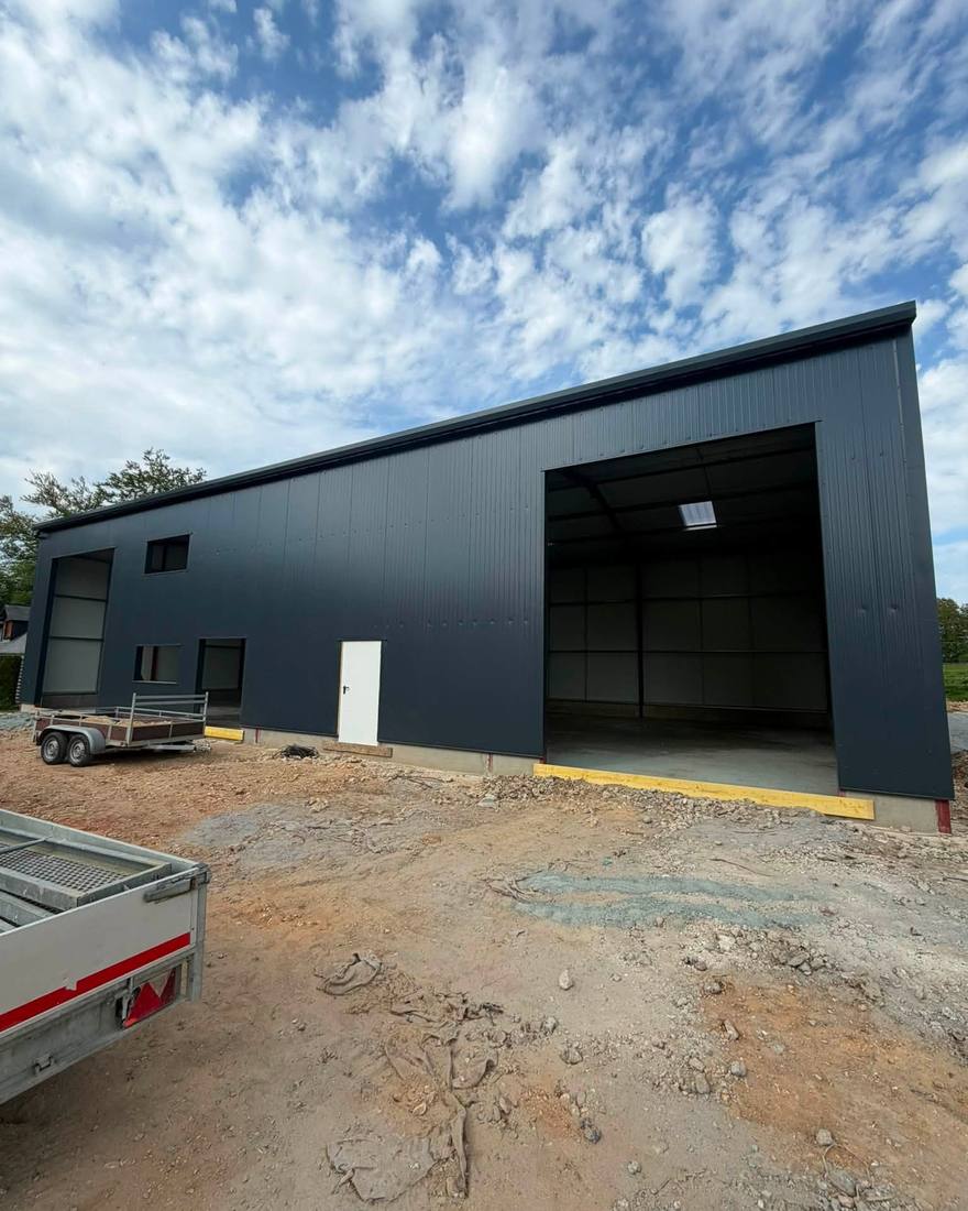 Bâtiment neuf au bardage anthracite avec grandes ouvertures