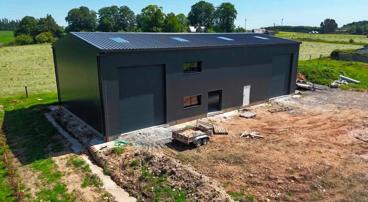 Vue aérienne d'un bâtiment neuf au bardage anthracite