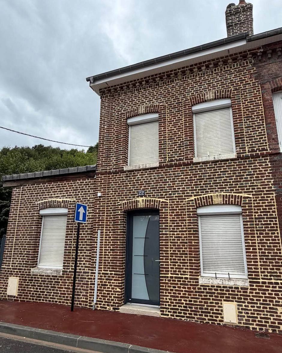 Façade de maison en brique entièrement rejointoyée