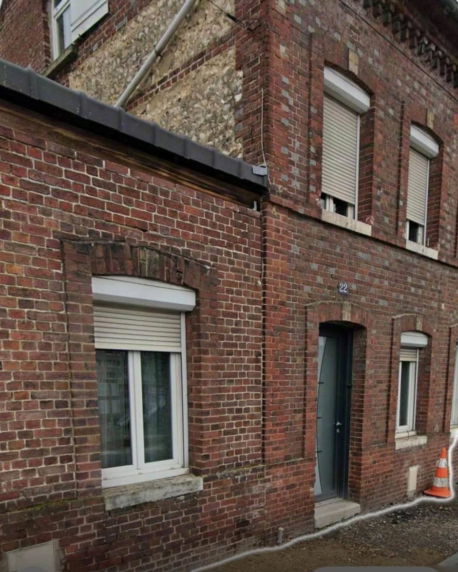 La même façade en brique avant travaux, joints dégradés et parement sombre