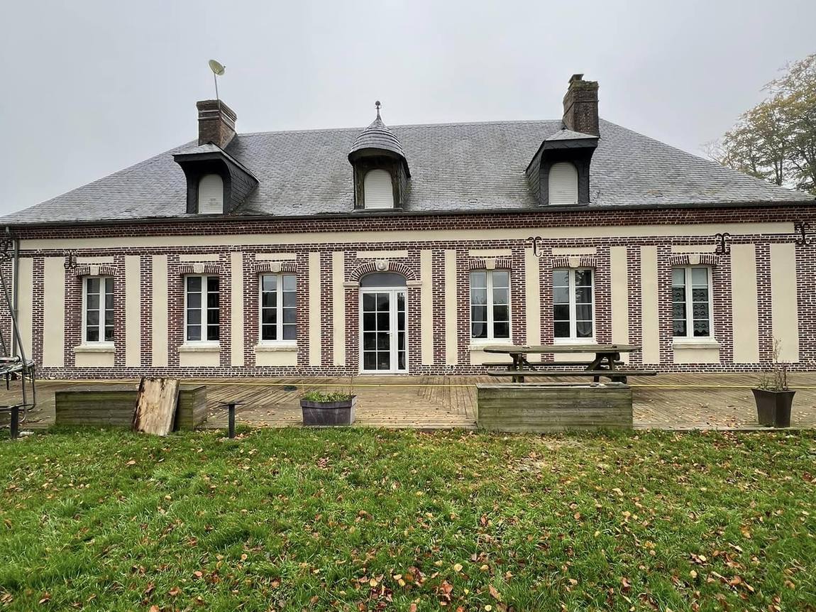 La même façade après déjointoiement, rejointoiement à la chaux naturelle et enduit gratté