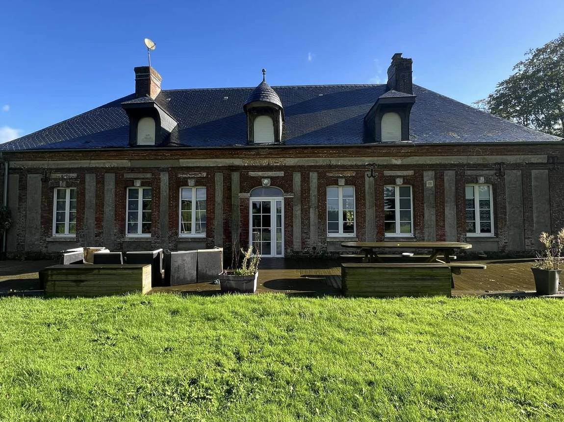 Façade de maison de maître en brique encrassée, avant rejointoiement