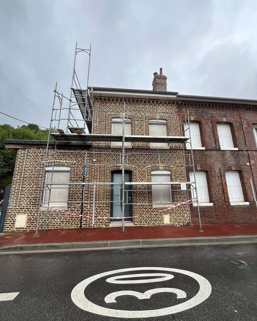 Ravalement de façade en brique avec échafaudage, chantier BAT & CO Construction