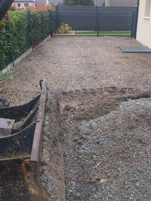 Godet de pelle et grave compactée formant le fond de forme